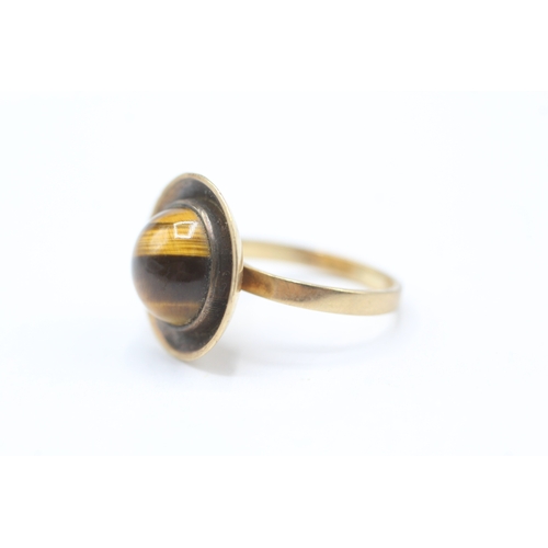 221 - 9ct gold Mid-century Modernist tiger-eye cabochon set ring (3.7g) Size I