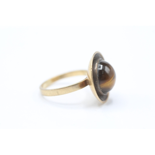 221 - 9ct gold Mid-century Modernist tiger-eye cabochon set ring (3.7g) Size I