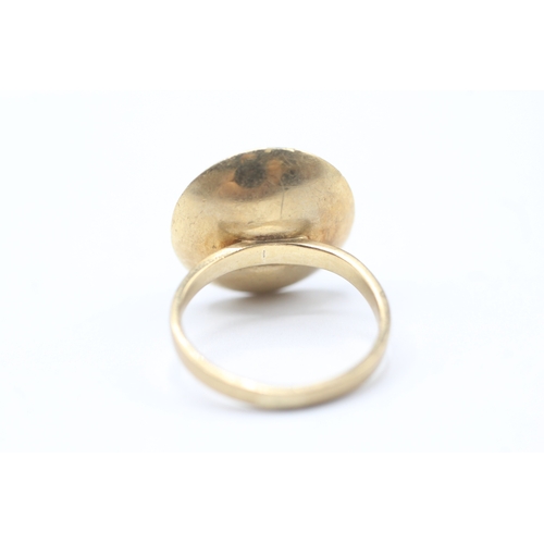 221 - 9ct gold Mid-century Modernist tiger-eye cabochon set ring (3.7g) Size I