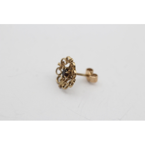 228 - 9ct gold garnet patterned stud earrings (1.3g)