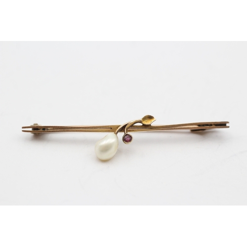 233 - 9ct gold vintage pearl & ruby bar brooch (1.7g)