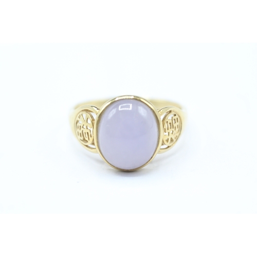 236 - 14ct gold lavender jade single stone ring (3.9g) Size T