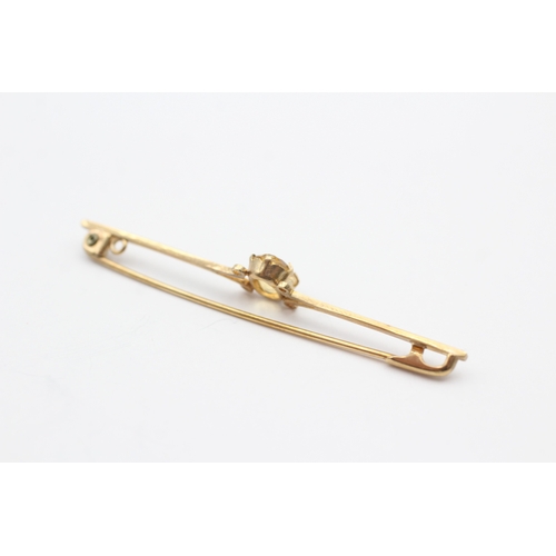 241 - 9ct gold vintage oval cut citrine bar brooch (2g)