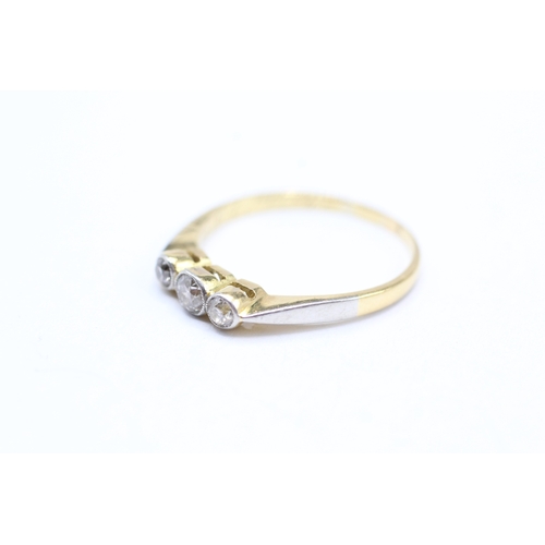 246 - 18ct gold three stone diamond ring (2.4g) Size P