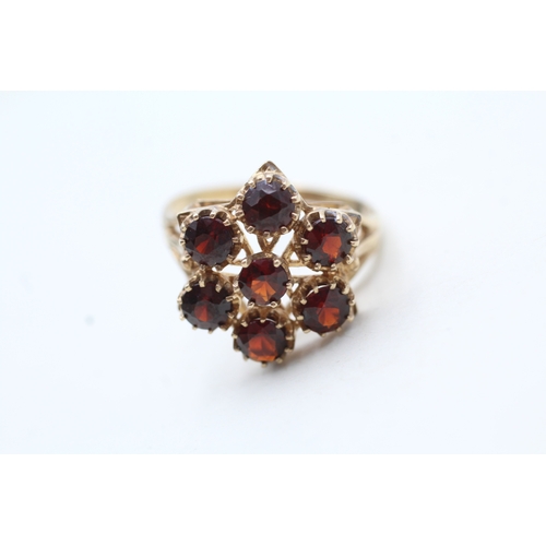 250 - 9ct gold garnet floral cluster cocktail ring (3.8g) Size R