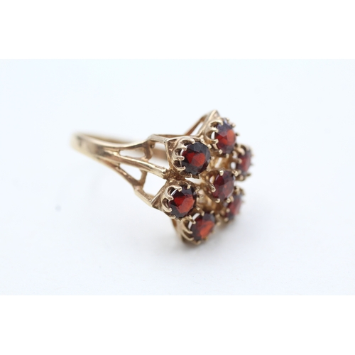 250 - 9ct gold garnet floral cluster cocktail ring (3.8g) Size R