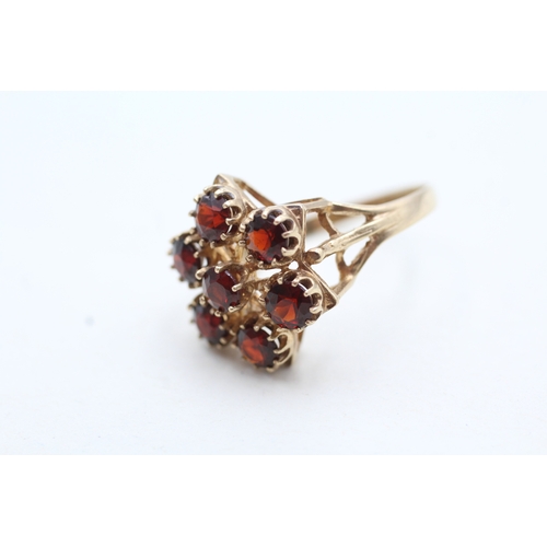 250 - 9ct gold garnet floral cluster cocktail ring (3.8g) Size R