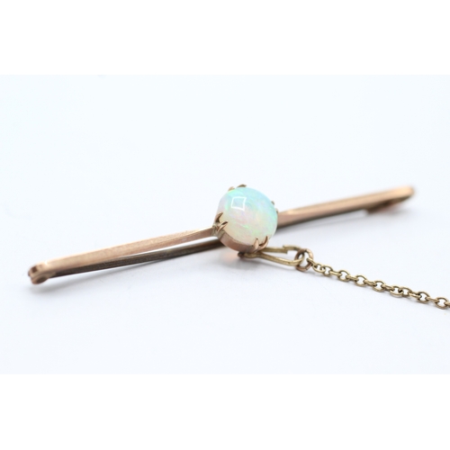 32 - 9ct gold opal bar brooch (2.3g)