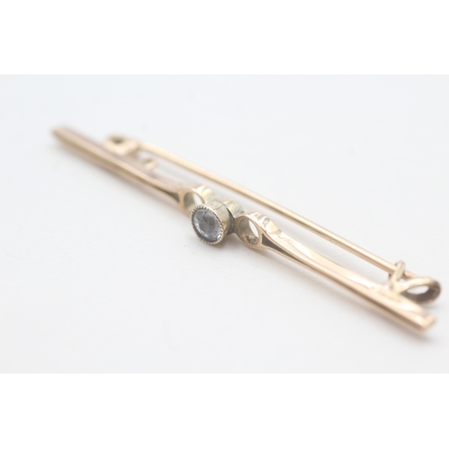 33 - 9ct gold vintage blue gemstone bar brooch (1.7g)