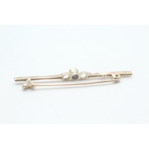 33 - 9ct gold vintage blue gemstone bar brooch (1.7g)