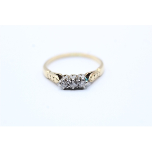 60 - 18ct gold diamond trilogy ring (2.4g) Size O