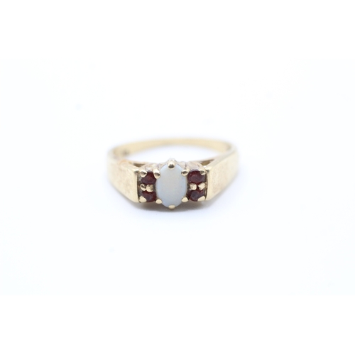 61 - 9ct gold opal & garnet dress ring (2.5g) Size K