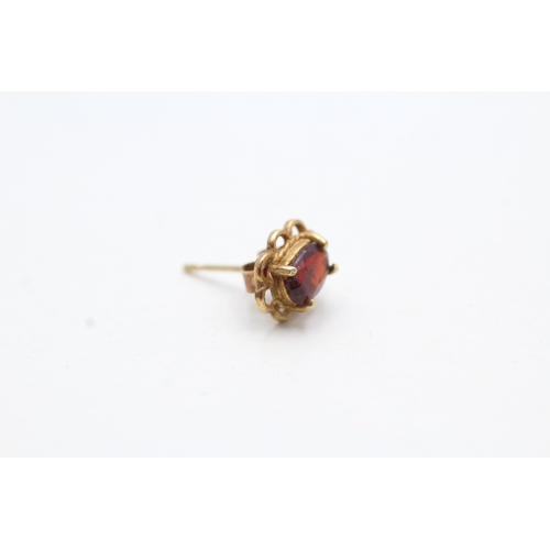 69 - 9ct gold oval cut garnet stud earrings (1g)