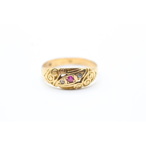 81 - 18ct gold vintage ruby & diamond scroll pattern ring (2.7g) Size M