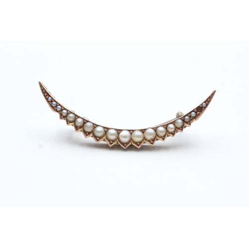 84 - 9ct gold split pearl crescent brooch (3.3g)