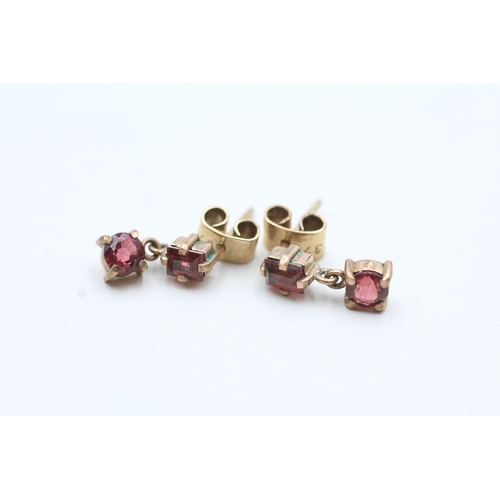 86 - 9ct gold garnet drop earrings (2.3g)