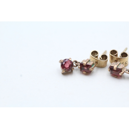 86 - 9ct gold garnet drop earrings (2.3g)