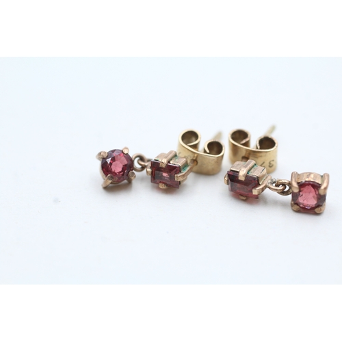 86 - 9ct gold garnet drop earrings (2.3g)