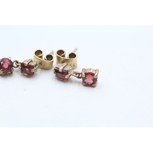 86 - 9ct gold garnet drop earrings (2.3g)