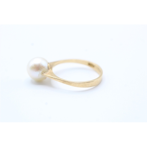 87 - 18ct gold cultured pearl set solitaire ring (2.5g) Size N