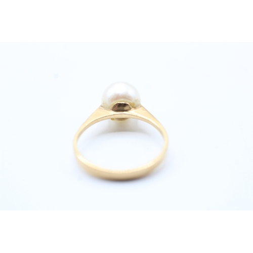 87 - 18ct gold cultured pearl set solitaire ring (2.5g) Size N