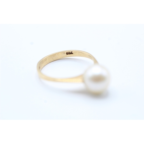 87 - 18ct gold cultured pearl set solitaire ring (2.5g) Size N