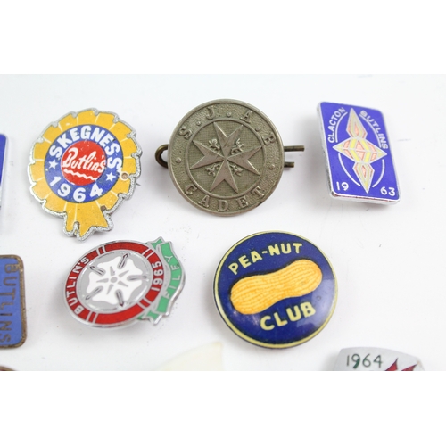 384 - 14  x Collectable Vintage Pin & Lapel Badges Inc Butlins, Empire Exhibition Etc