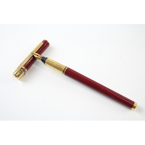 469 - Must De CARTIER Burgundy Lacquer & Gold Plate Fountain Pen w/ 18ct Nib WRITING