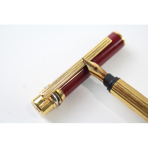 469 - Must De CARTIER Burgundy Lacquer & Gold Plate Fountain Pen w/ 18ct Nib WRITING