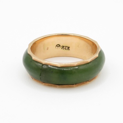 10 - 9ct gold nephrite eternity ring (3.6g) Size N 1/2