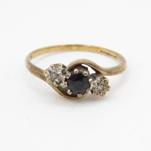 140 - 9ct gold blue gemstone and star setting diamond ring (1.6g) Size K 1/2