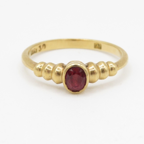 171 - 14ct gold ruby set ring (2.1g) Size O