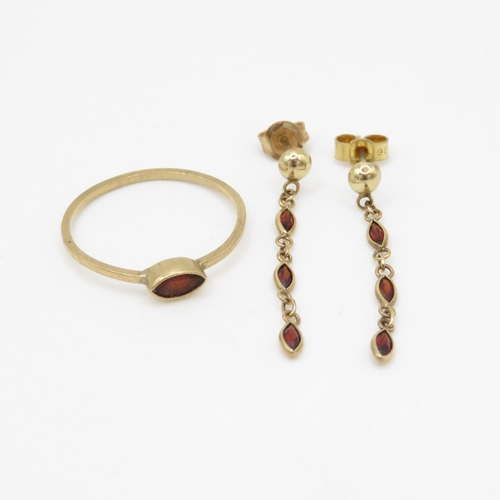 176 - 2 x 9ct gold garnet ring and drop stud earring set (1.3g) Size L 1/2