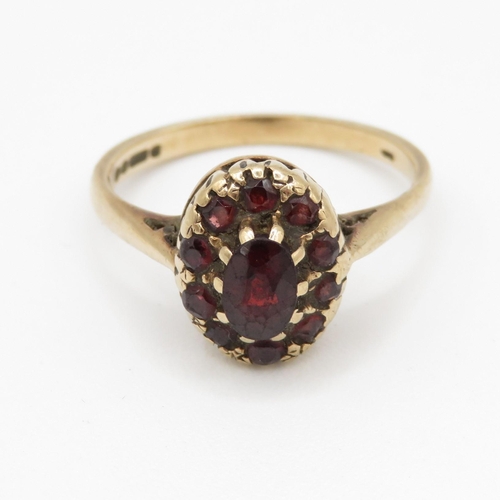 233 - 9ct gold garnet cluster ring (3.1g) Size O 1/2