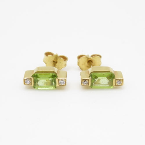 52 - 18ct gold peridot and diamond stud earrings (3g)