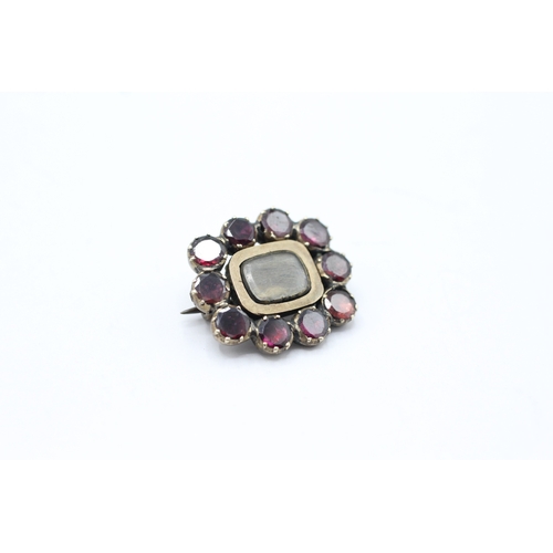 104 - 8ct gold antique garnet & hairwork mourning brooch (3.9g)