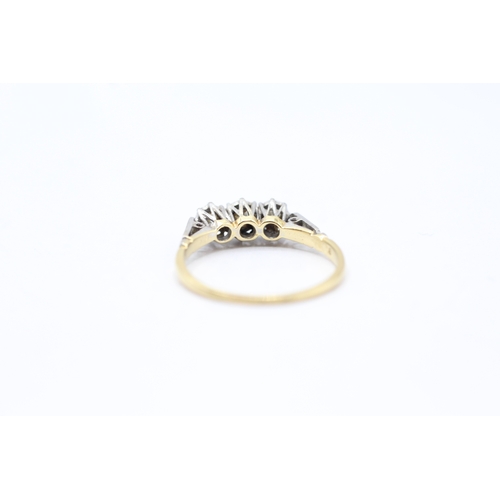 108 - 18ct gold vintage diamond trilogy ring (2.3g) Size N