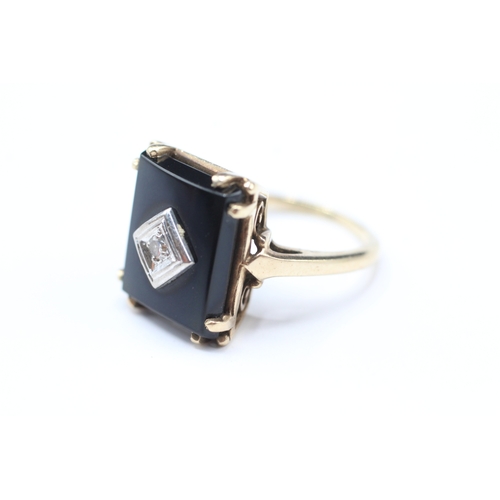 110 - 10ct gold black onyx and diamond ring (5.3g) Size M