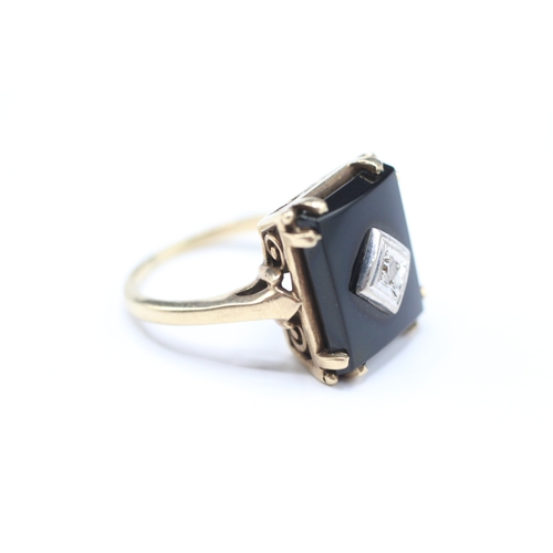 110 - 10ct gold black onyx and diamond ring (5.3g) Size M