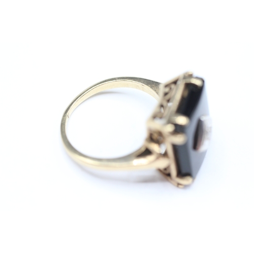 110 - 10ct gold black onyx and diamond ring (5.3g) Size M