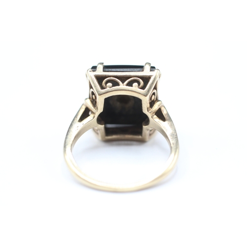 110 - 10ct gold black onyx and diamond ring (5.3g) Size M