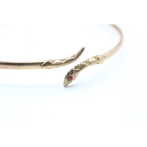 12 - 9ct gold garnet eye snake bangle (5g)