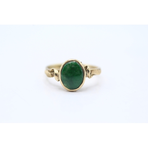 124 - 14ct gold jade dress ring (2.5g) Size N