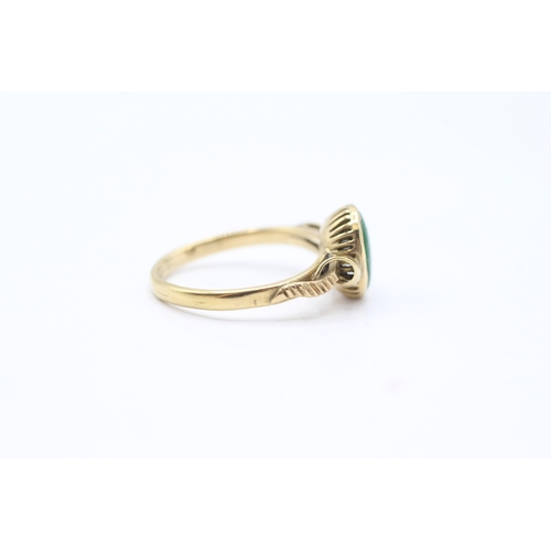 124 - 14ct gold jade dress ring (2.5g) Size N