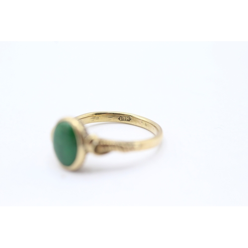 124 - 14ct gold jade dress ring (2.5g) Size N