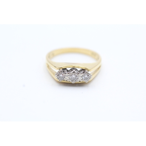 130 - 18ct gold diamond trilogy ring (4.4g) Size N