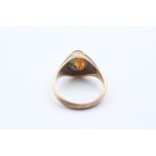 137 - 9ct gold agate cabochon set ring (3.7g) Size P 1/2