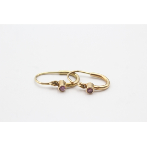 144 - 9ct gold pink gemstone hoop earrings (0.9g)