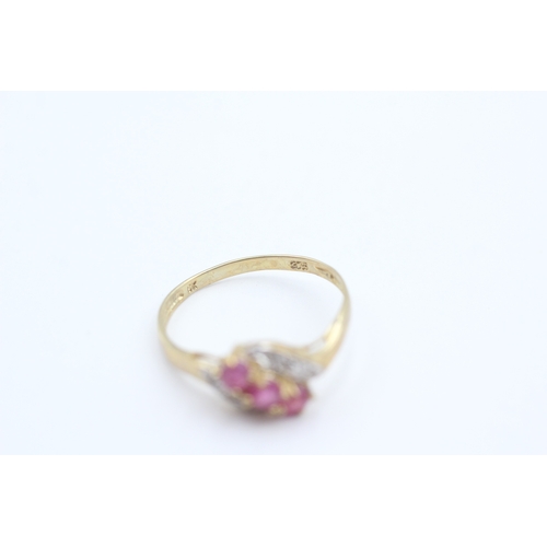 16 - 9ct gold ruby and diamond trilogy twist ring (1.2g) Size O