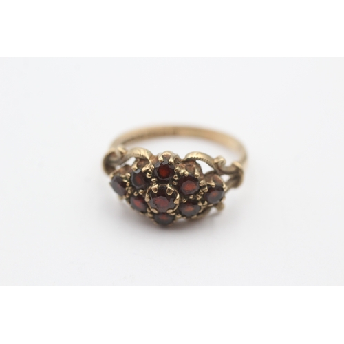 161 - 9ct gold and garnet cluster set ring (3.3g) Size M